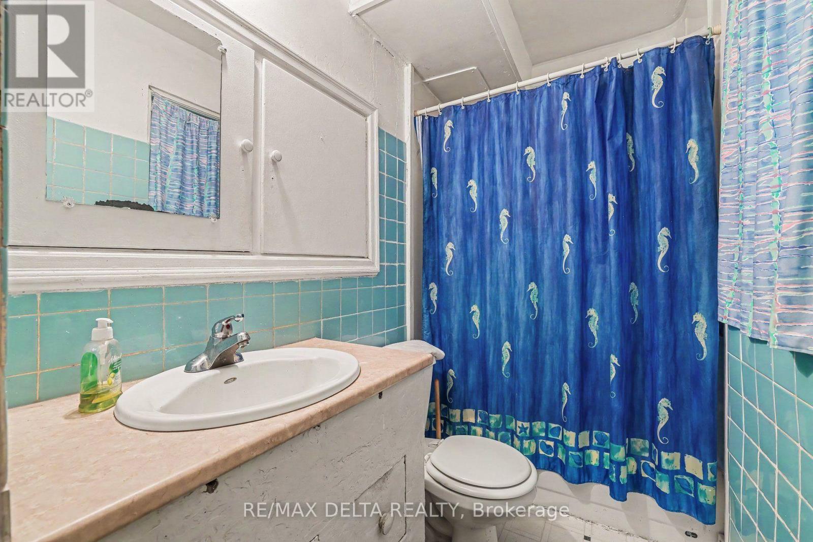 831 Montreal Road, Ottawa, ON - Indoor Photo Showing Bathroom