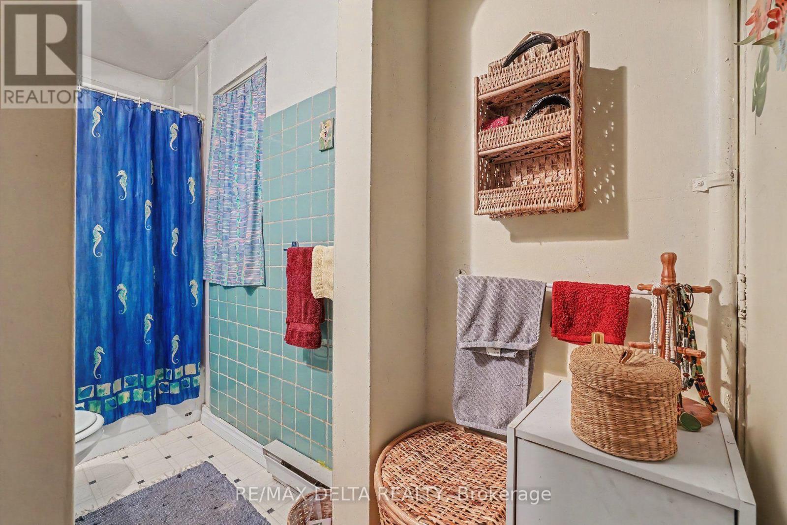 831 Montreal Road, Ottawa, ON - Indoor Photo Showing Bathroom