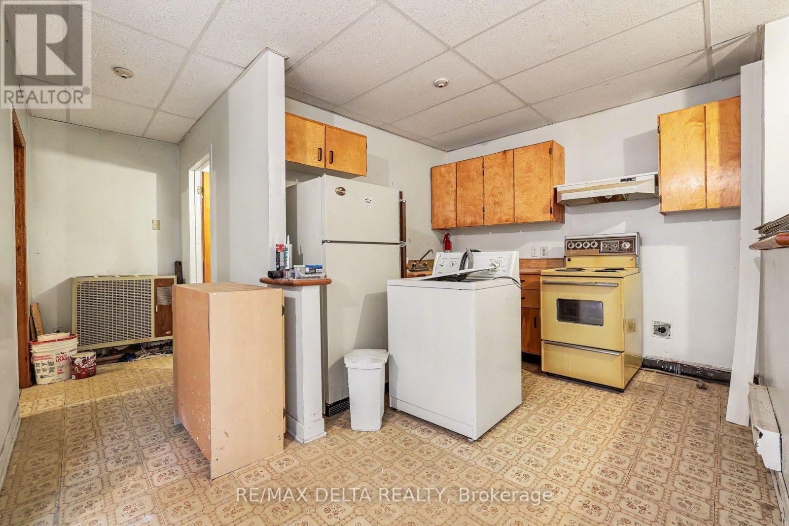 831 Montreal Road, Ottawa, ON - Indoor Photo Showing Kitchen