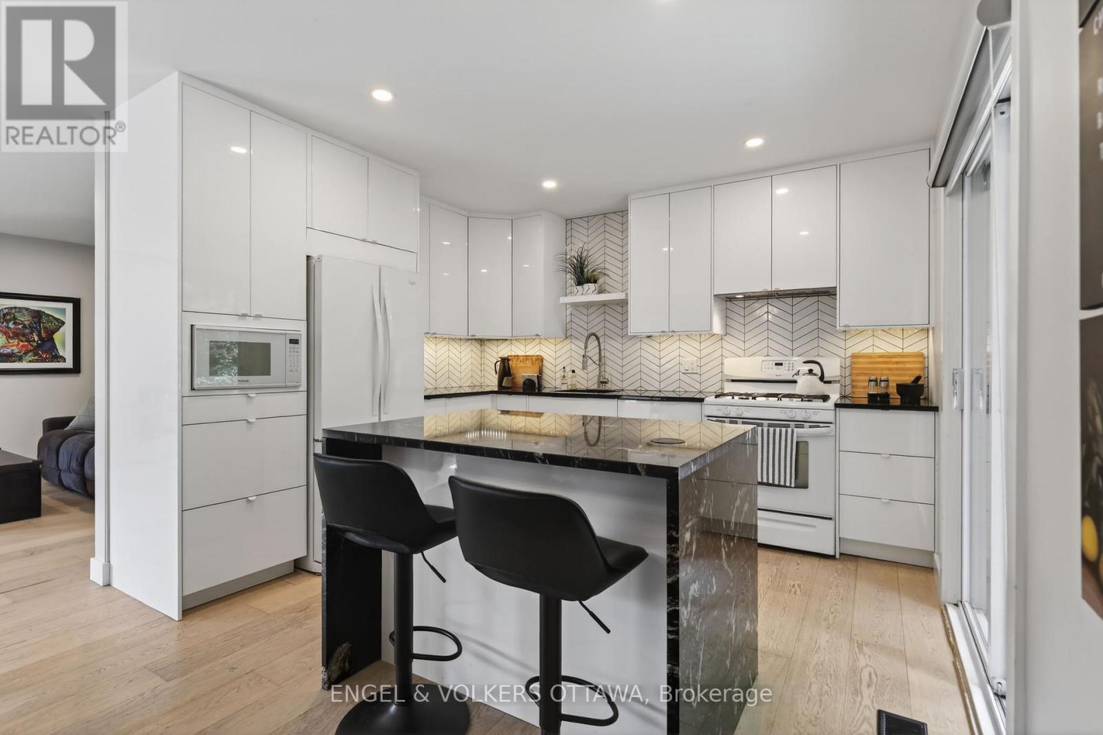 6 - 164 Mcclintock Way, Ottawa, ON - Indoor Photo Showing Kitchen With Upgraded Kitchen