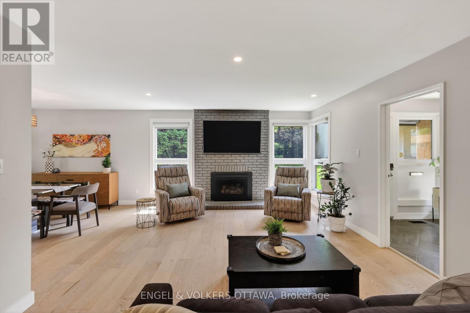 6 - 164 Mcclintock Way, Ottawa, ON - Indoor Photo Showing Living Room With Fireplace