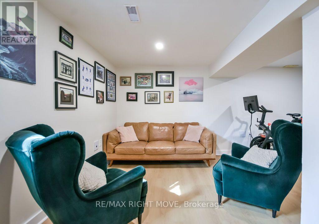 119 Emily Street, Orillia, ON - Indoor Photo Showing Living Room