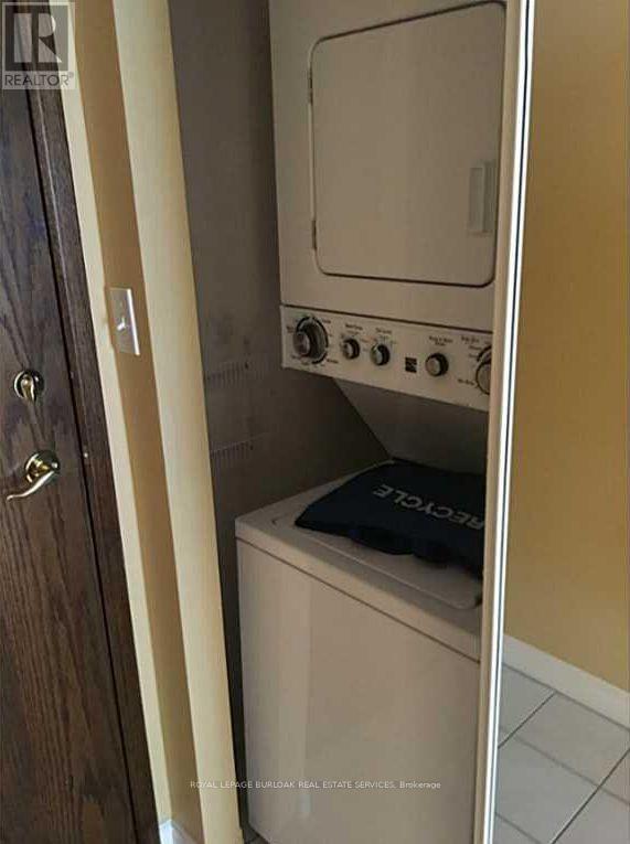 809 - 1276 Maple Crossing Boulevard, Burlington, ON - Indoor Photo Showing Laundry Room