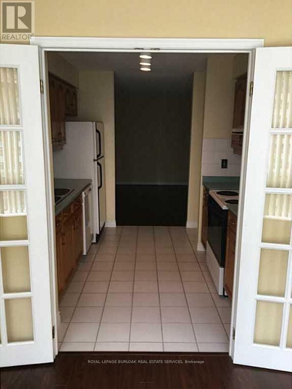 809 - 1276 Maple Crossing Boulevard, Burlington, ON - Indoor Photo Showing Kitchen