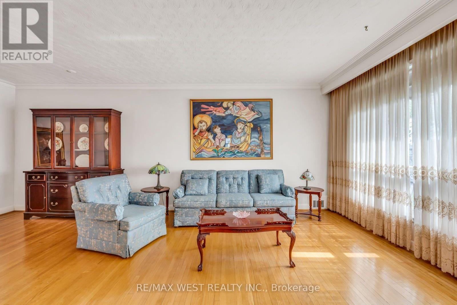 90 Tavistock Road, Toronto, ON - Indoor Photo Showing Living Room