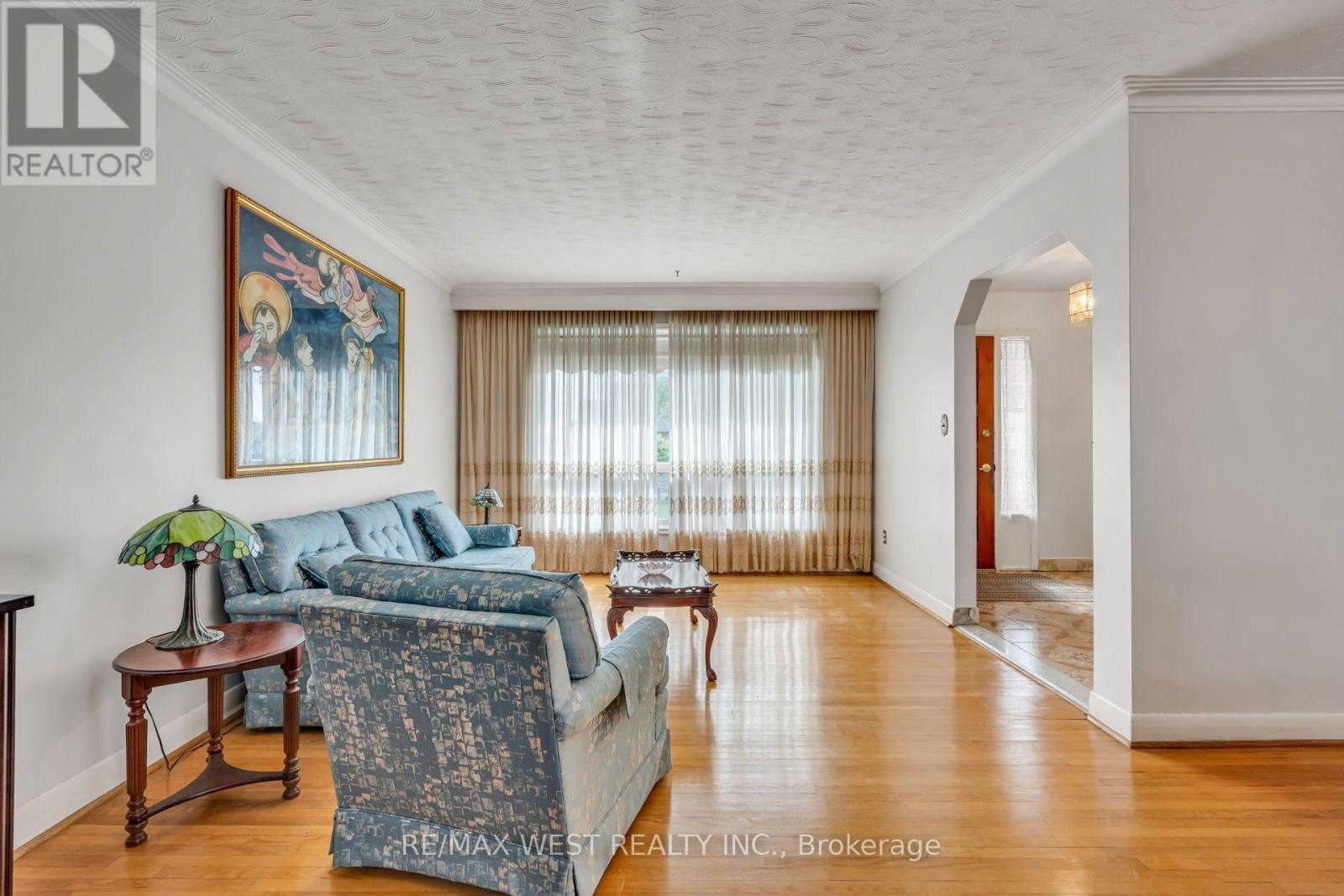 90 Tavistock Road, Toronto, ON - Indoor Photo Showing Living Room