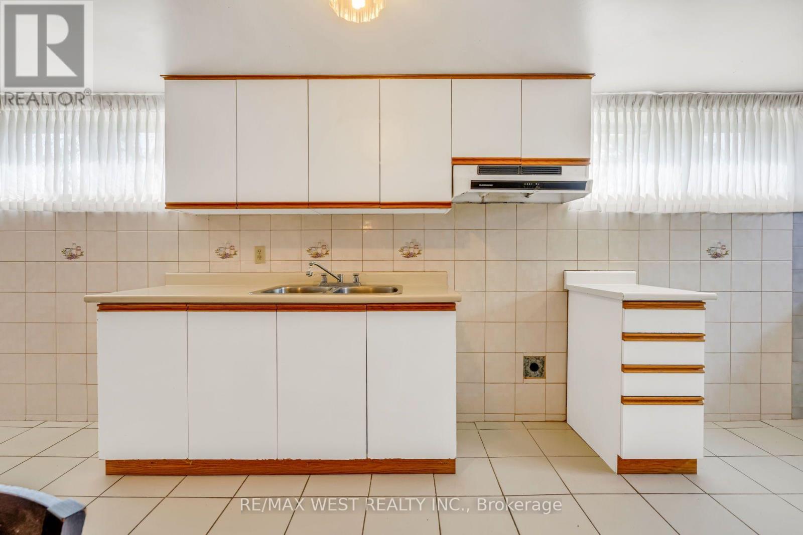 90 Tavistock Road, Toronto, ON - Indoor Photo Showing Kitchen With Double Sink