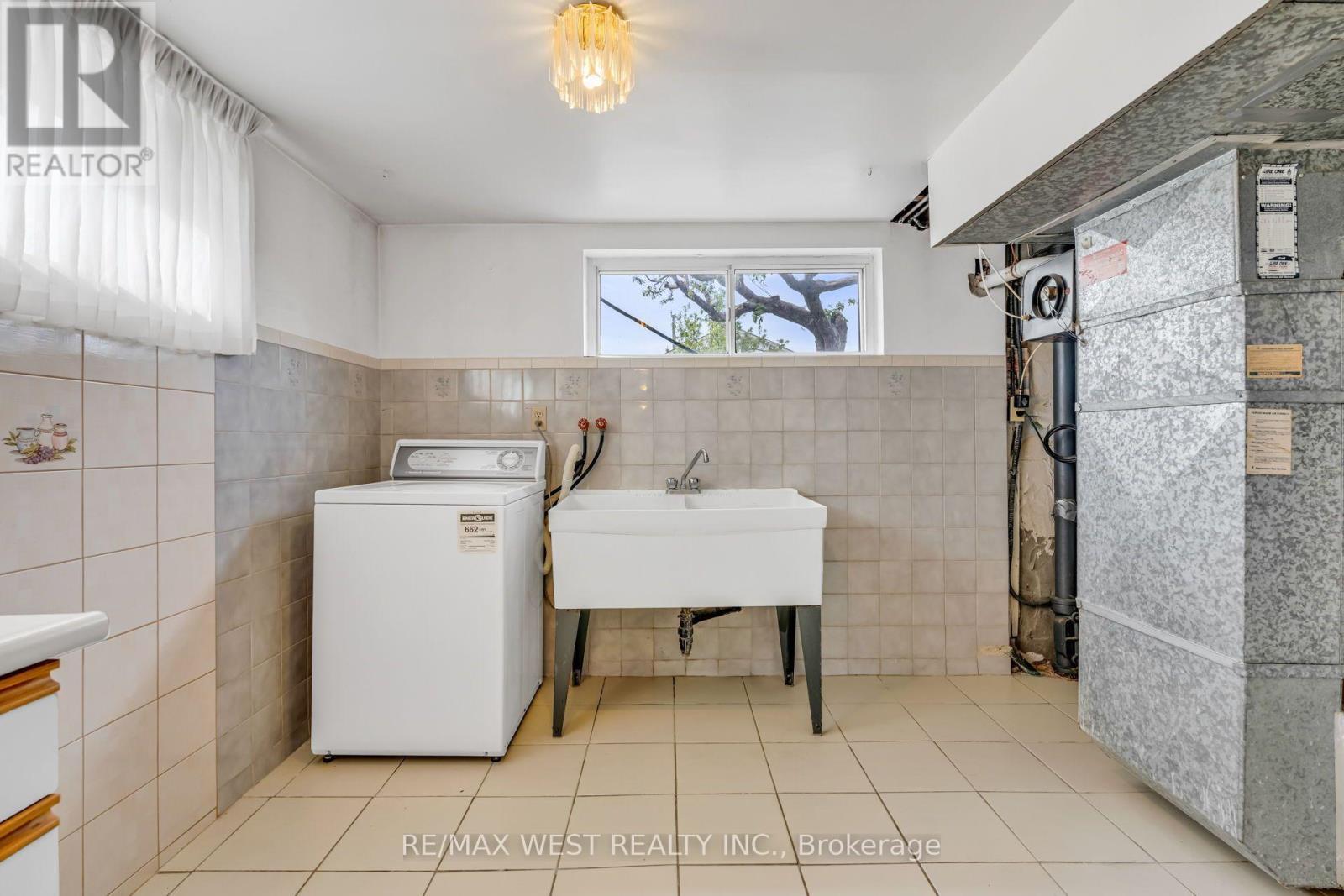 90 Tavistock Road, Toronto, ON - Indoor Photo Showing Laundry Room