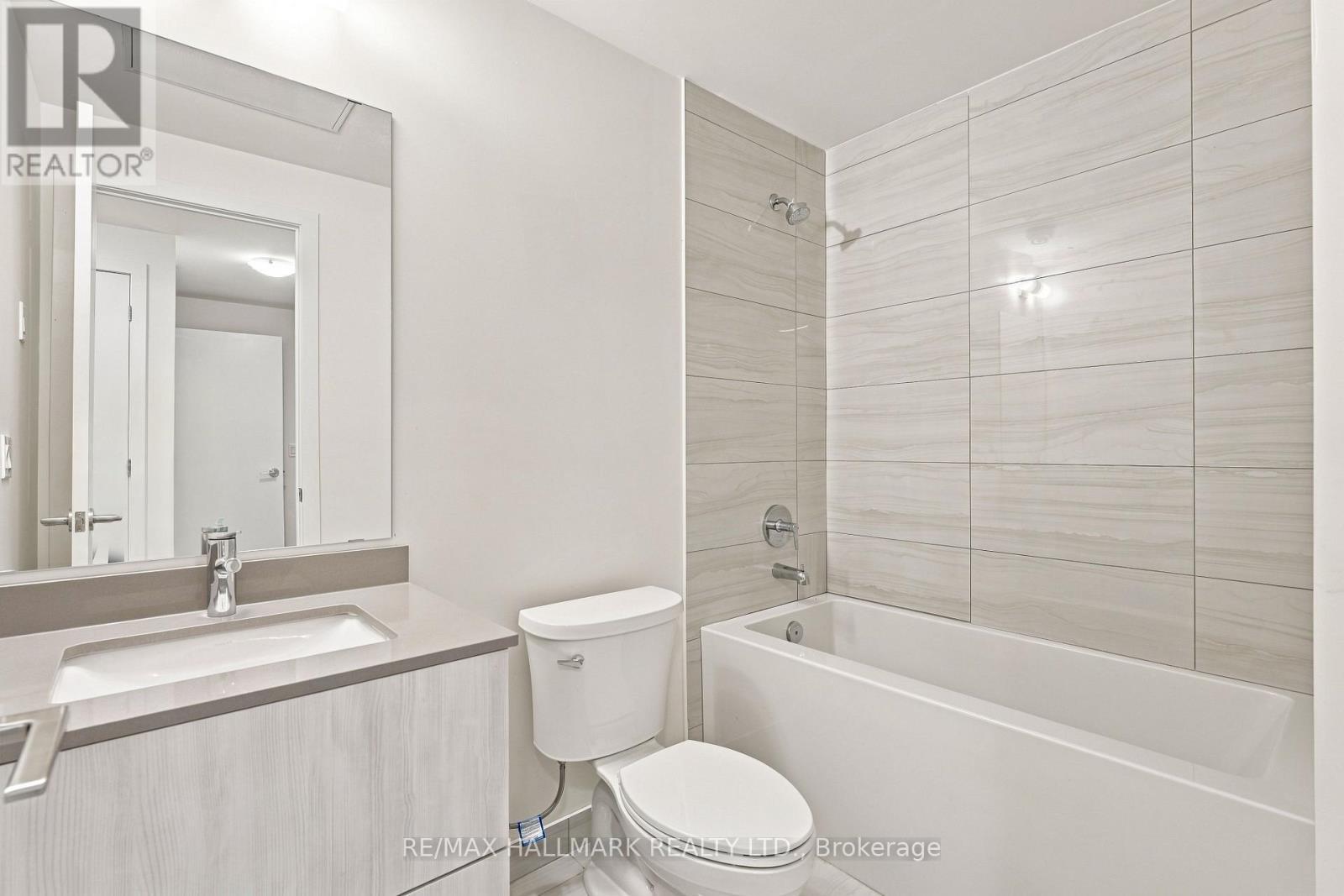 Modern Bathroom with Tub Shower - 1508 - 11 David Eyer Road, Richmond Hill, ON - Indoor Photo Showing Bathroom