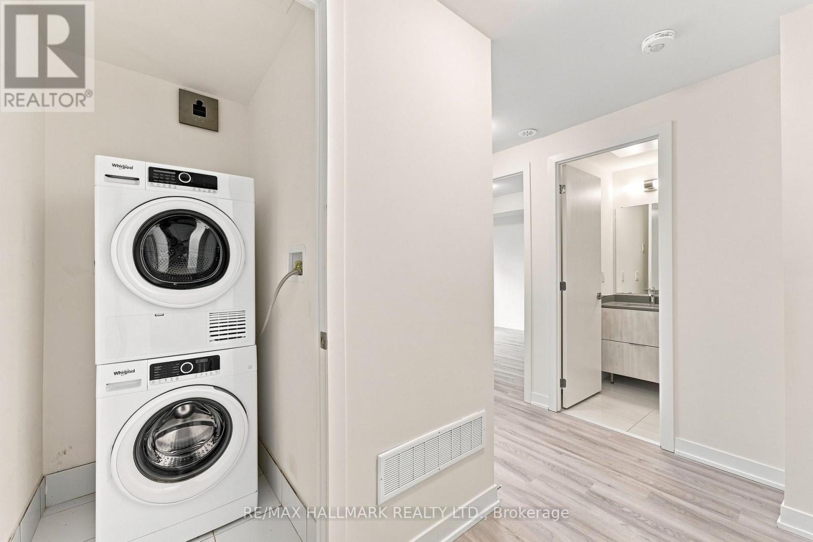 Built-In Washer/Dryer Unit - 1508 - 11 David Eyer Road, Richmond Hill, ON - Indoor Photo Showing Laundry Room