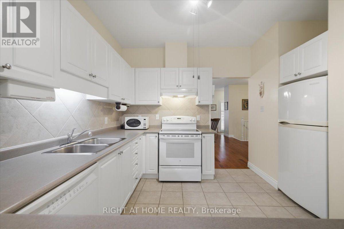13 - 34 Southbrook Drive, Hamilton, ON - Indoor Photo Showing Kitchen With Double Sink