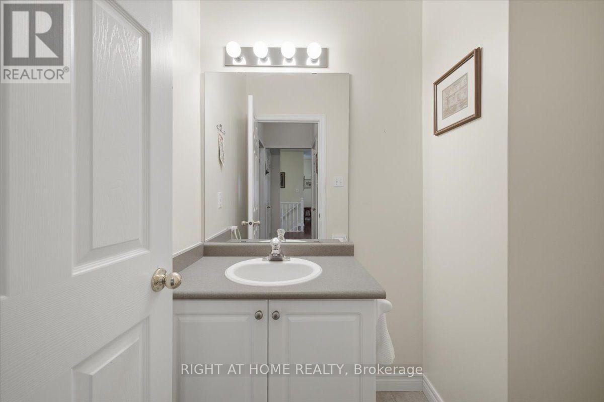 13 - 34 Southbrook Drive, Hamilton, ON - Indoor Photo Showing Bathroom