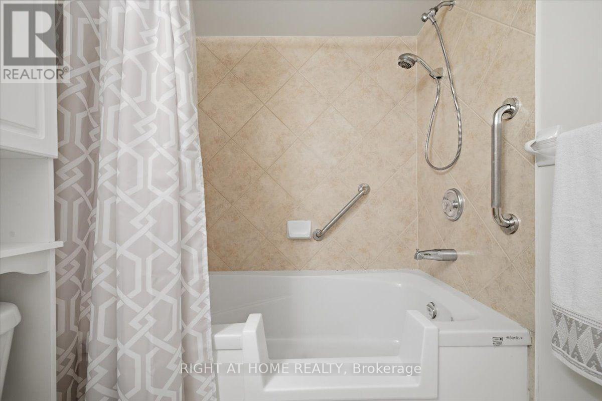 13 - 34 Southbrook Drive, Hamilton, ON - Indoor Photo Showing Bathroom