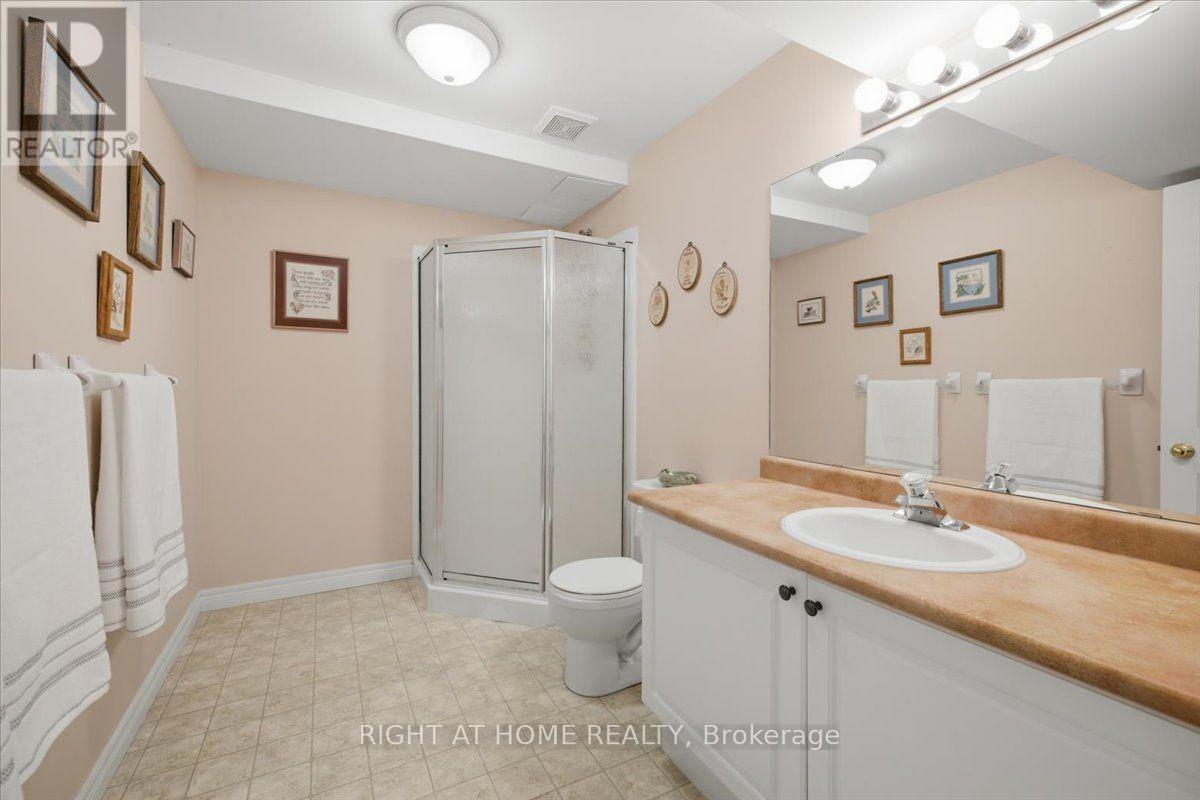 13 - 34 Southbrook Drive, Hamilton, ON - Indoor Photo Showing Bathroom