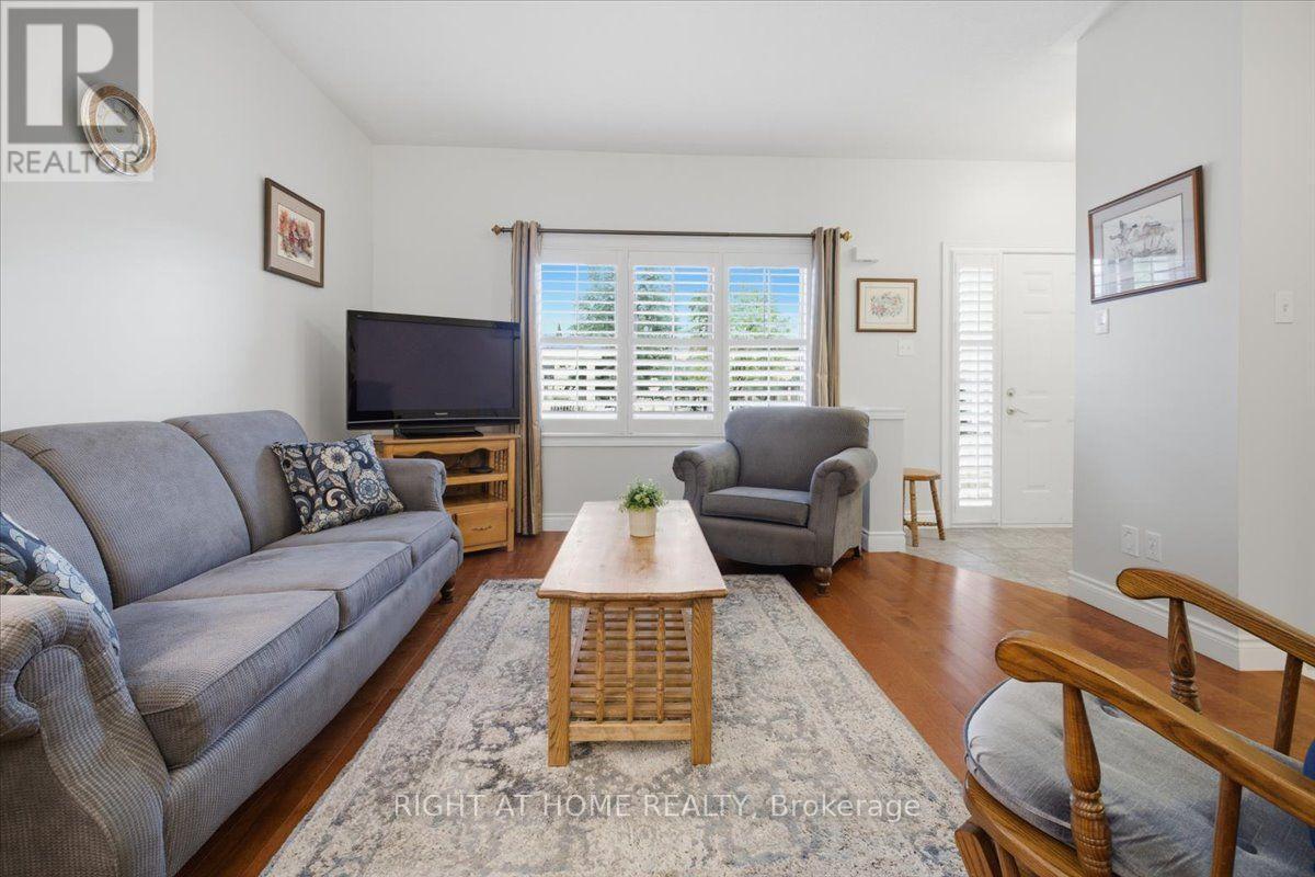 13 - 34 Southbrook Drive, Hamilton, ON - Indoor Photo Showing Living Room