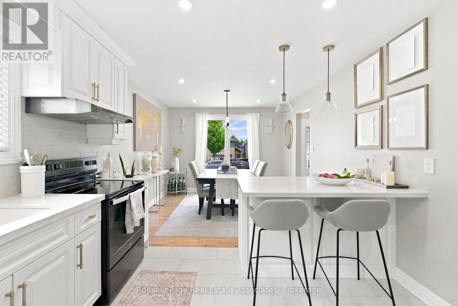 15 Quay Court, Hamilton, ON - Indoor Photo Showing Kitchen With Upgraded Kitchen