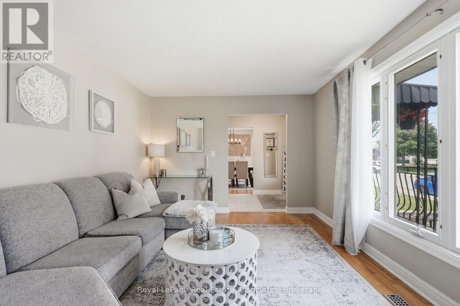 15 Quay Court, Hamilton, ON - Indoor Photo Showing Living Room