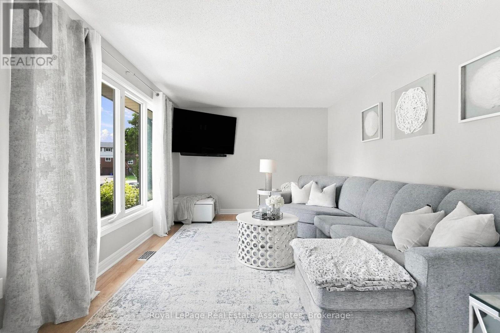 15 Quay Court, Hamilton, ON - Indoor Photo Showing Living Room