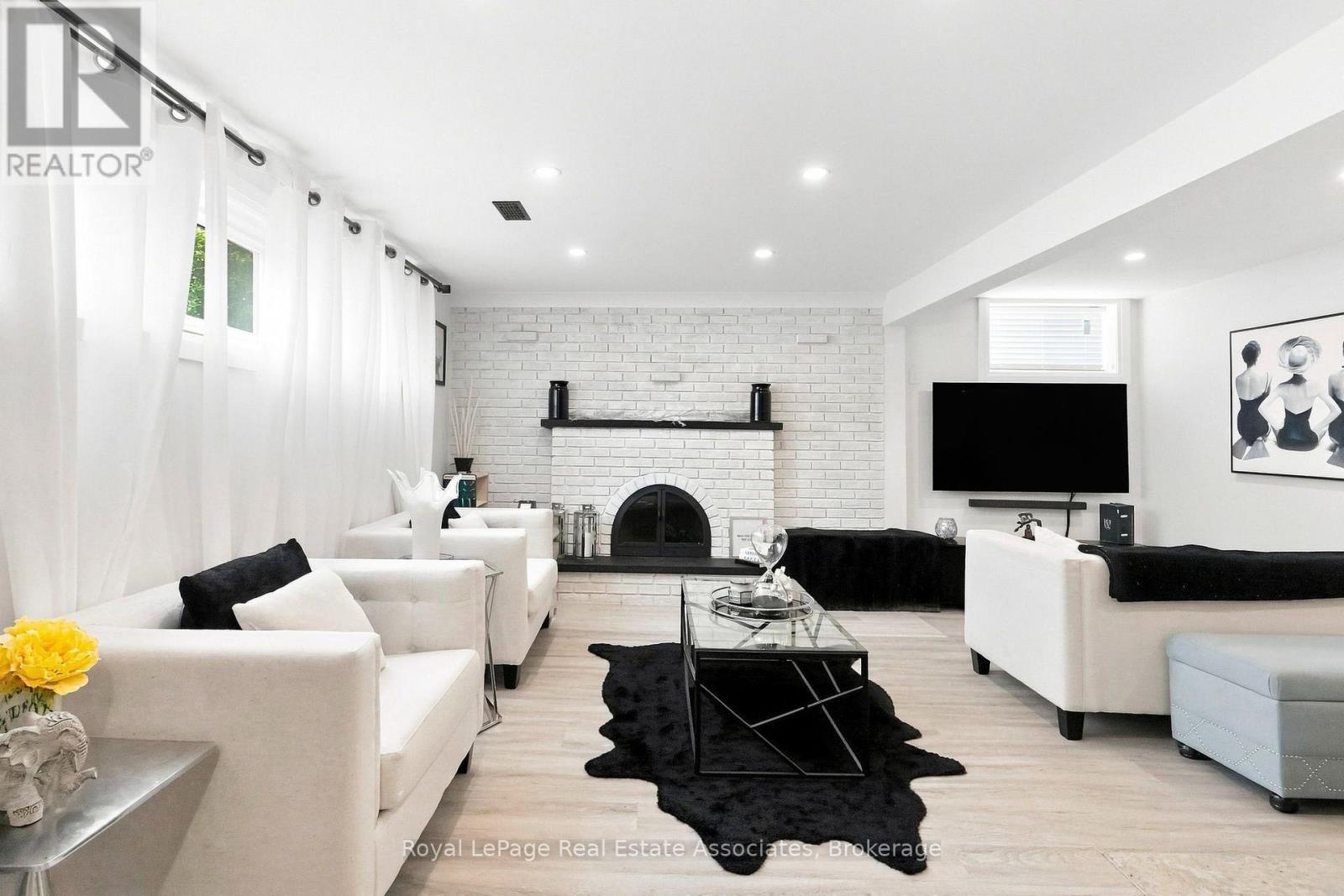 15 Quay Court, Hamilton, ON - Indoor Photo Showing Living Room With Fireplace
