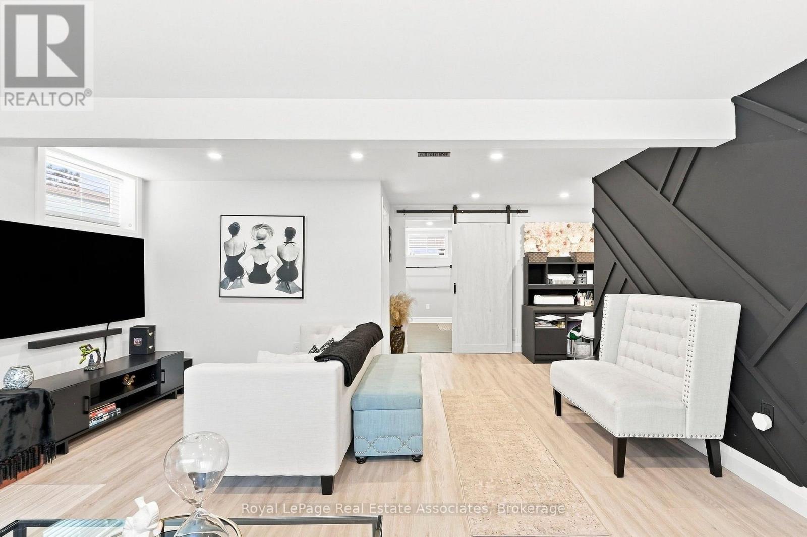 15 Quay Court, Hamilton, ON - Indoor Photo Showing Living Room