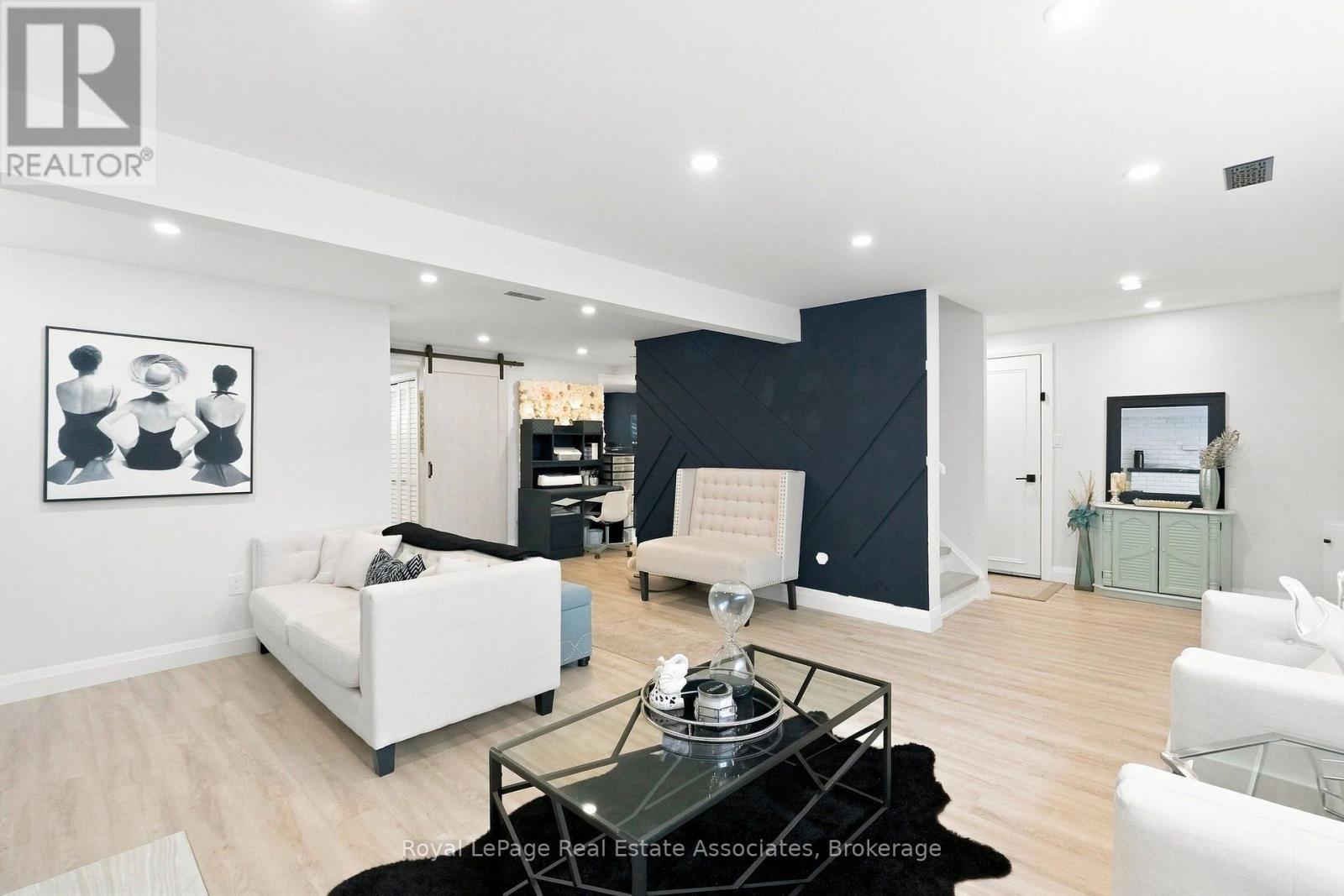 15 Quay Court, Hamilton, ON - Indoor Photo Showing Living Room