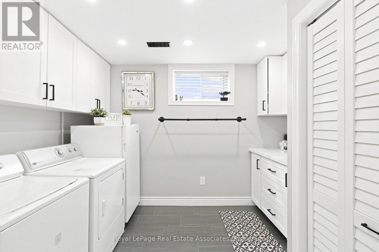 15 Quay Court, Hamilton, ON - Indoor Photo Showing Laundry Room