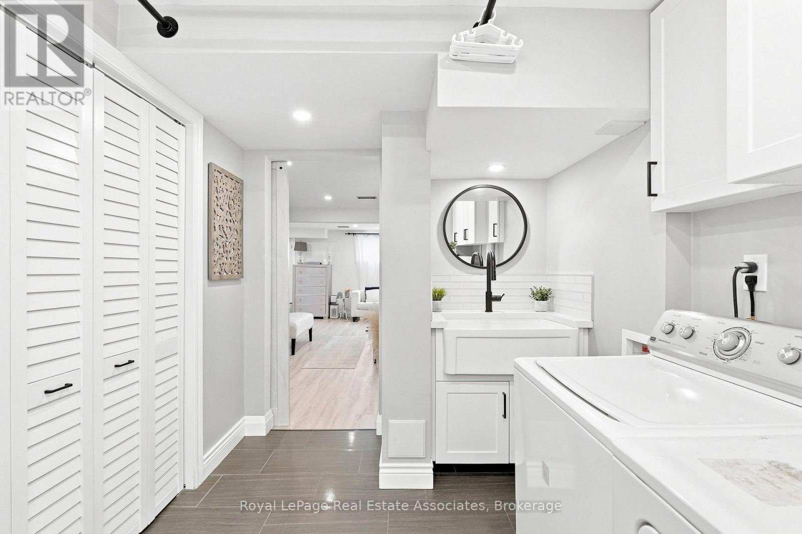 15 Quay Court, Hamilton, ON - Indoor Photo Showing Laundry Room