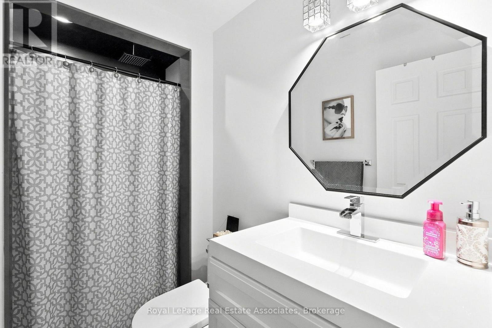 15 Quay Court, Hamilton, ON - Indoor Photo Showing Bathroom
