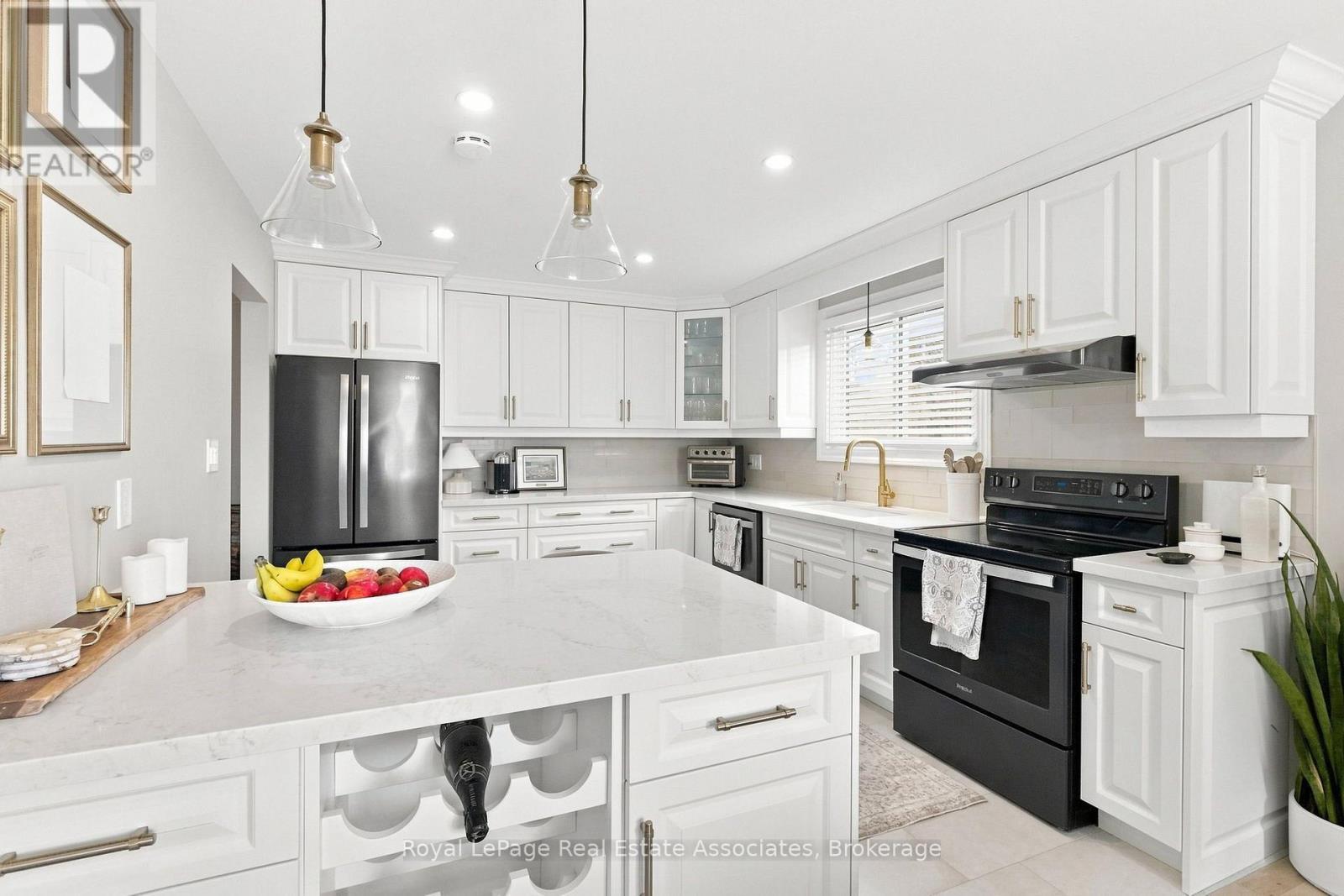15 Quay Court, Hamilton, ON - Indoor Photo Showing Kitchen