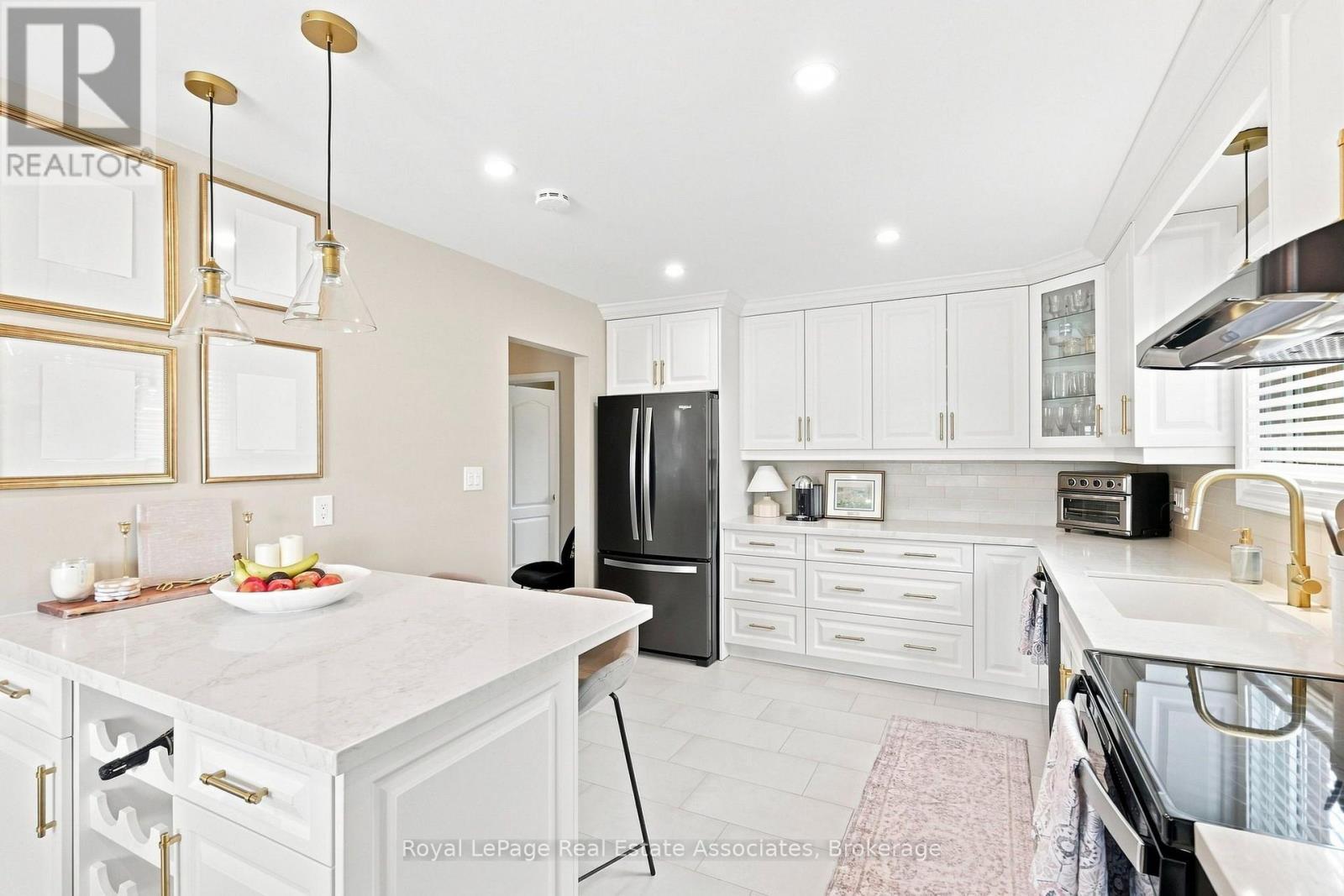 15 Quay Court, Hamilton, ON - Indoor Photo Showing Kitchen With Upgraded Kitchen