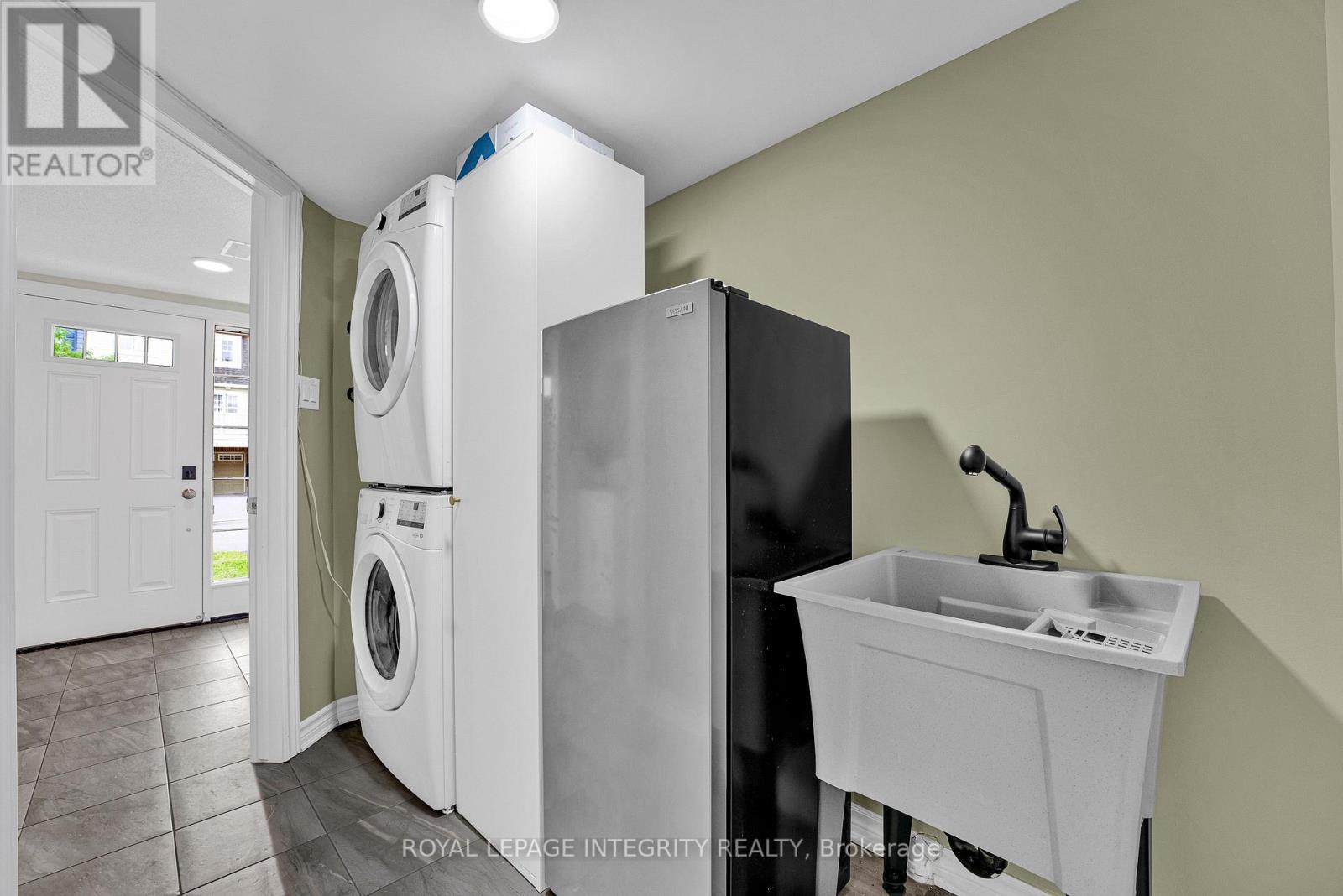 338 Pumpkinseed Crescent, Ottawa, ON - Indoor Photo Showing Laundry Room