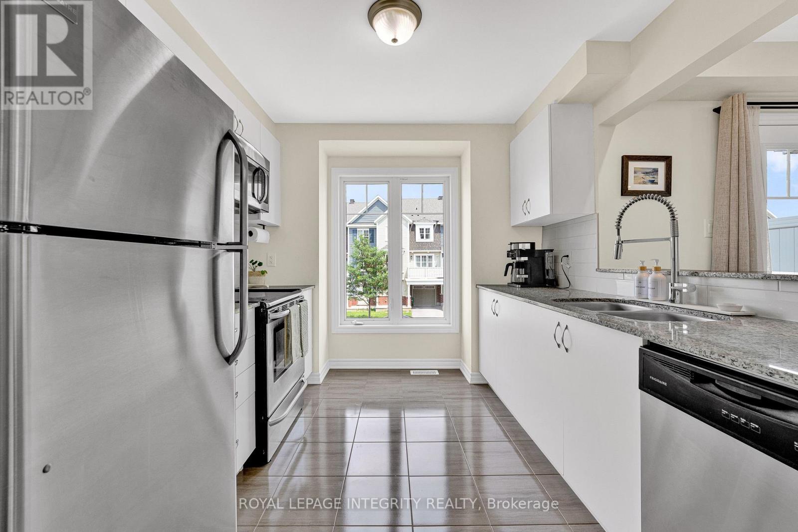 338 Pumpkinseed Crescent, Ottawa, ON - Indoor Photo Showing Kitchen With Double Sink