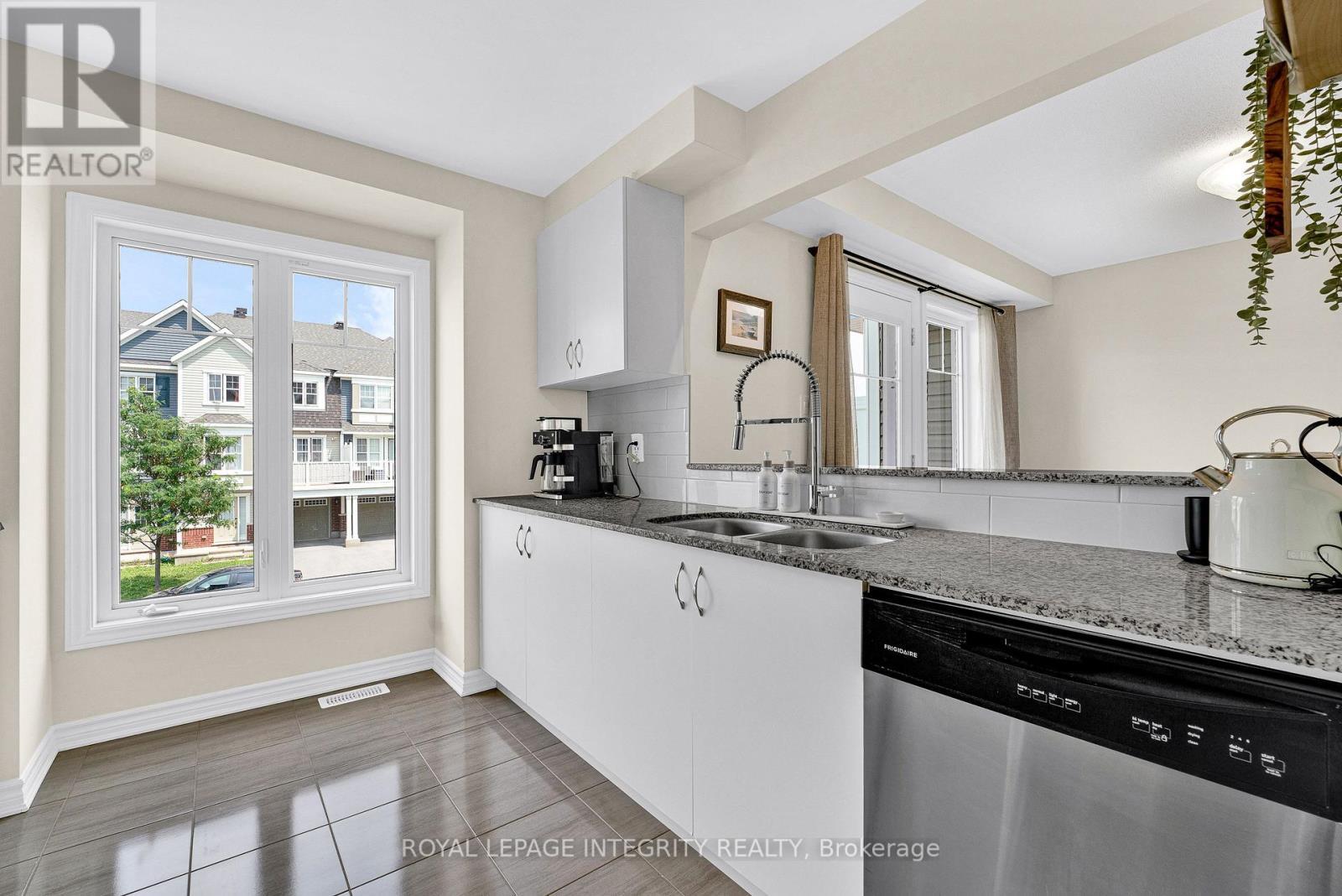 338 Pumpkinseed Crescent, Ottawa, ON - Indoor Photo Showing Kitchen With Double Sink