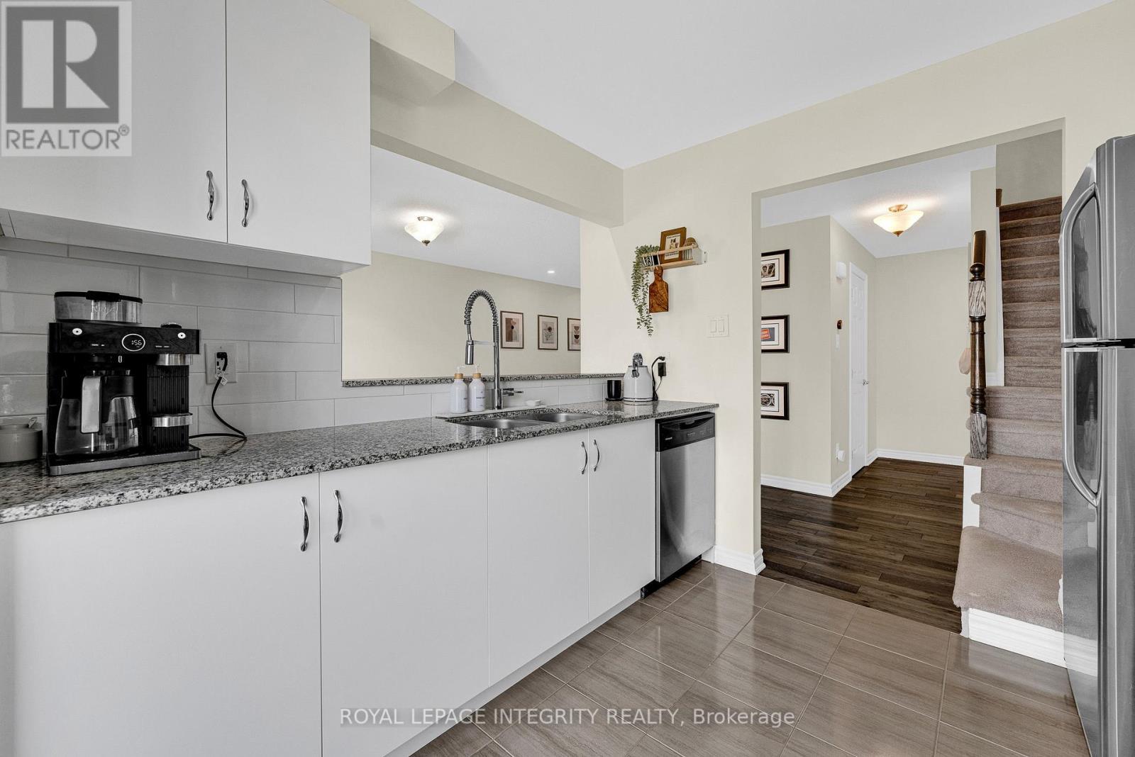 338 Pumpkinseed Crescent, Ottawa, ON - Indoor Photo Showing Kitchen With Double Sink