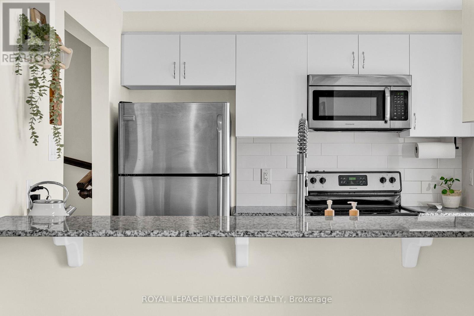 338 Pumpkinseed Crescent, Ottawa, ON - Indoor Photo Showing Kitchen With Upgraded Kitchen