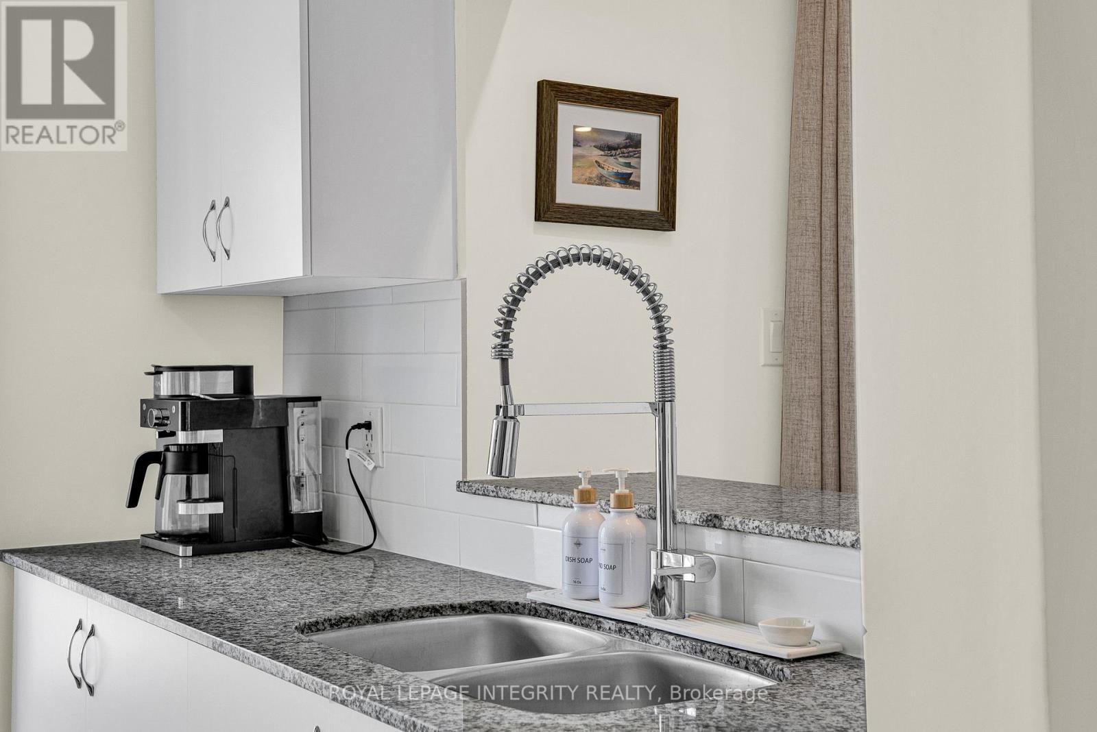 338 Pumpkinseed Crescent, Ottawa, ON - Indoor Photo Showing Kitchen With Double Sink