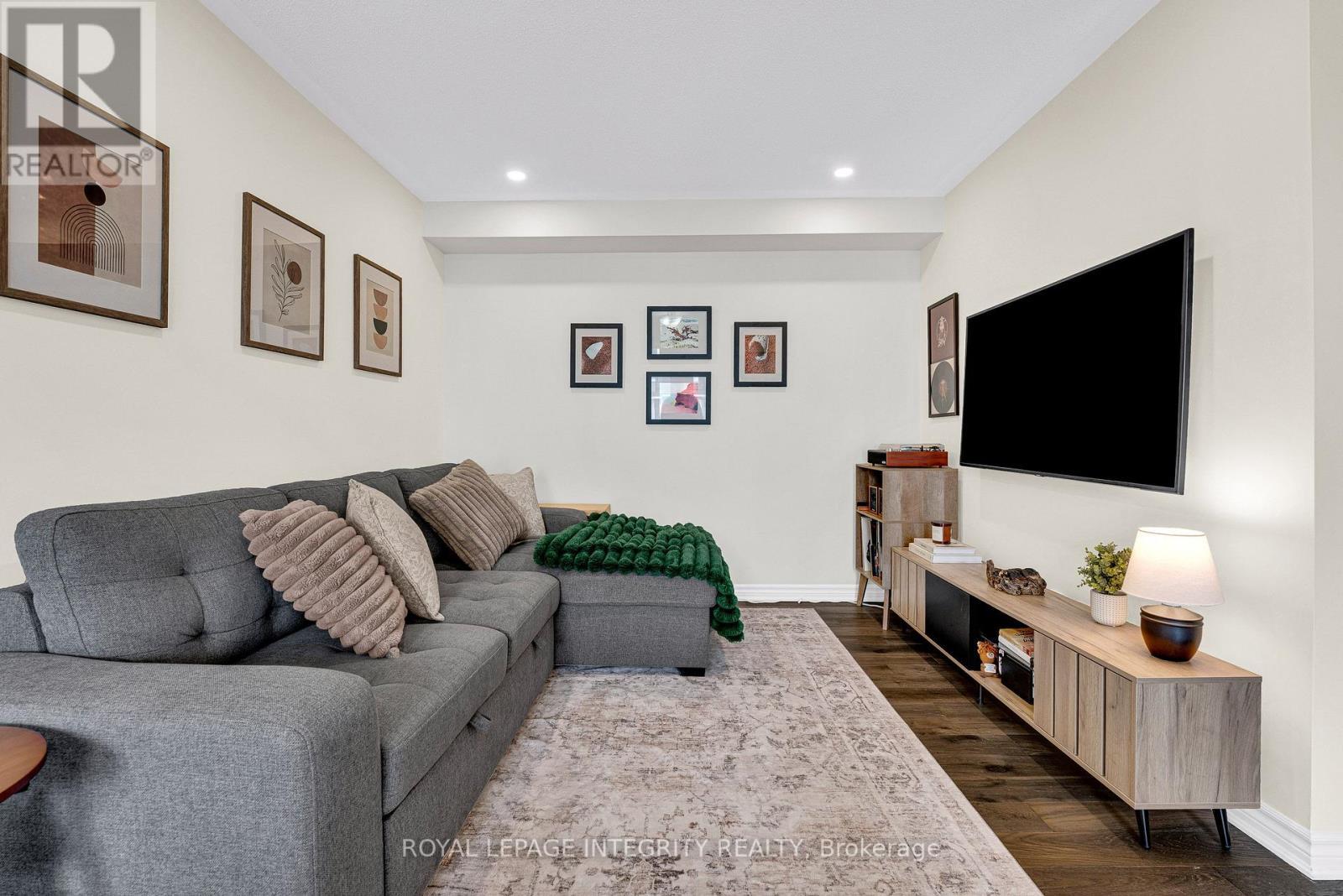 338 Pumpkinseed Crescent, Ottawa, ON - Indoor Photo Showing Living Room