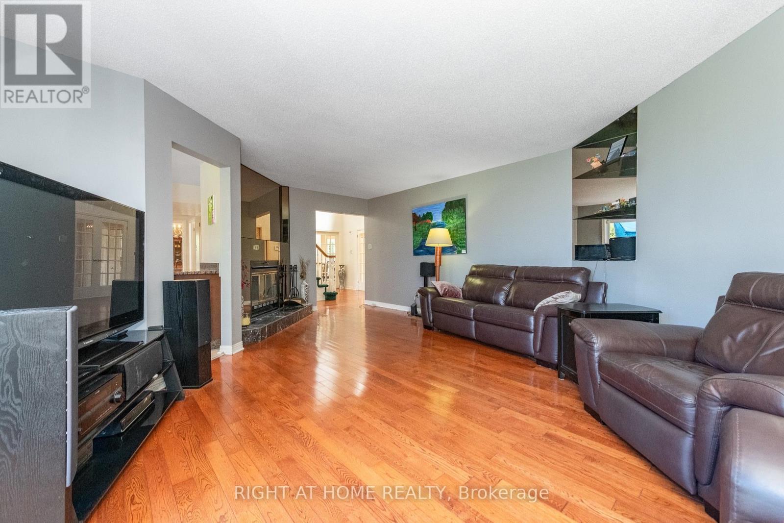 1446 Bourcier Drive, Ottawa, ON - Indoor Photo Showing Living Room