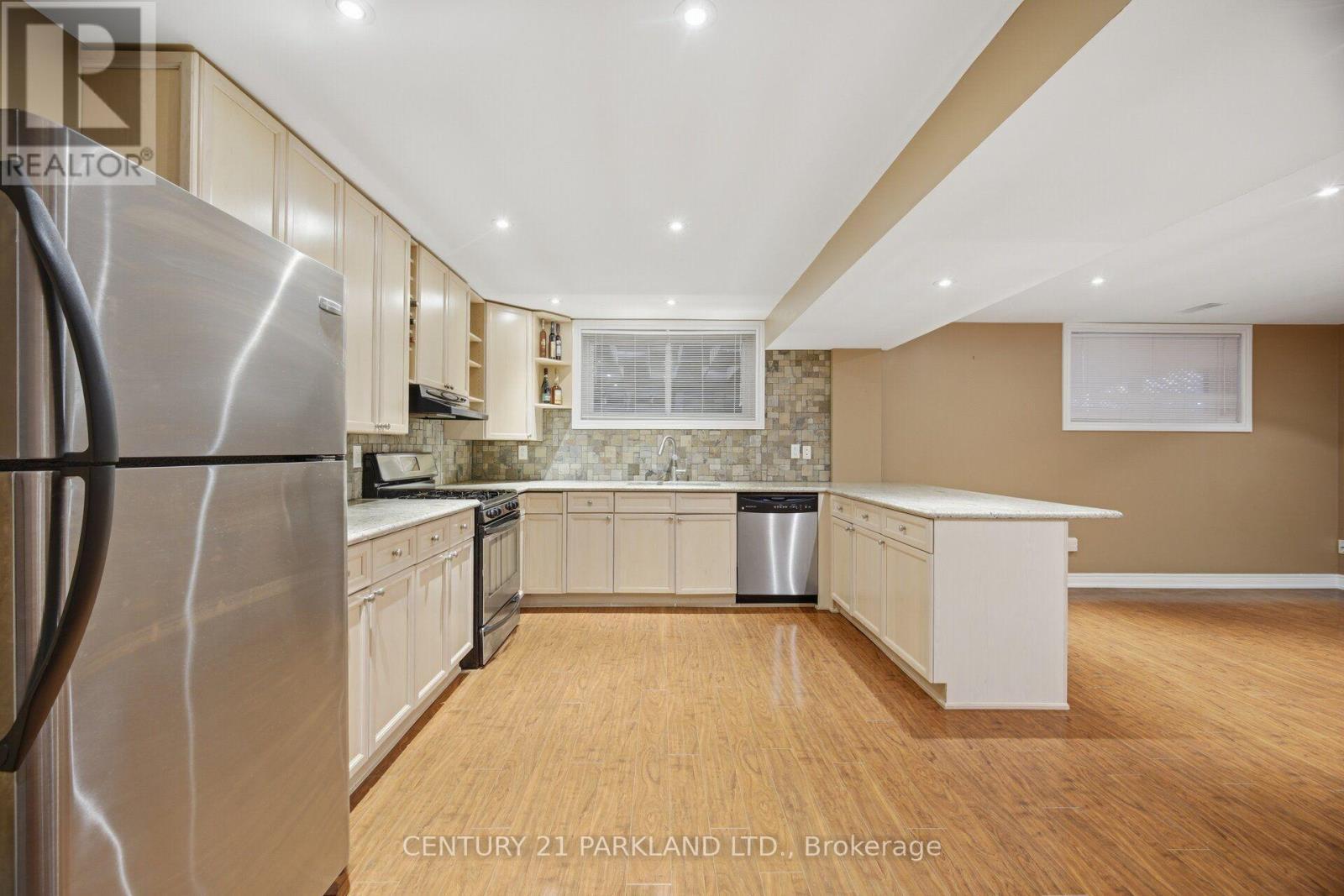 148 Solway Avenue, Vaughan, ON - Indoor Photo Showing Kitchen With Upgraded Kitchen