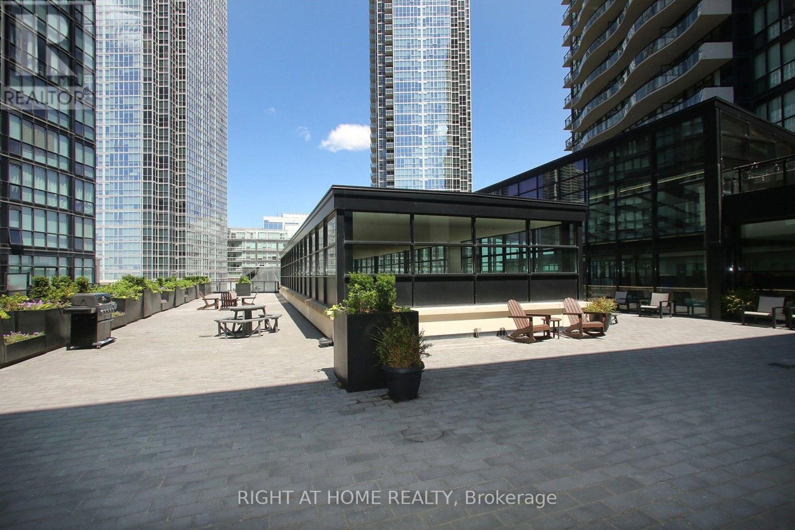 Rooftop Terrace - 312 - 2910 Highway No, 7 Road W, Vaughan, ON - Outdoor