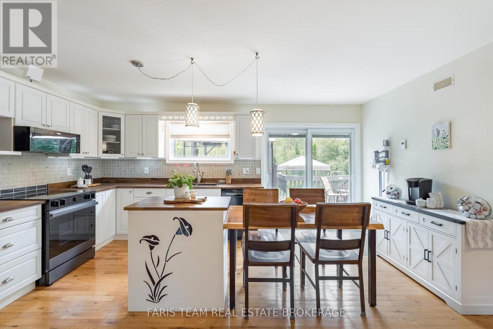 2151 Fairgrounds Road, Ramara, ON - Indoor Photo Showing Kitchen With Upgraded Kitchen
