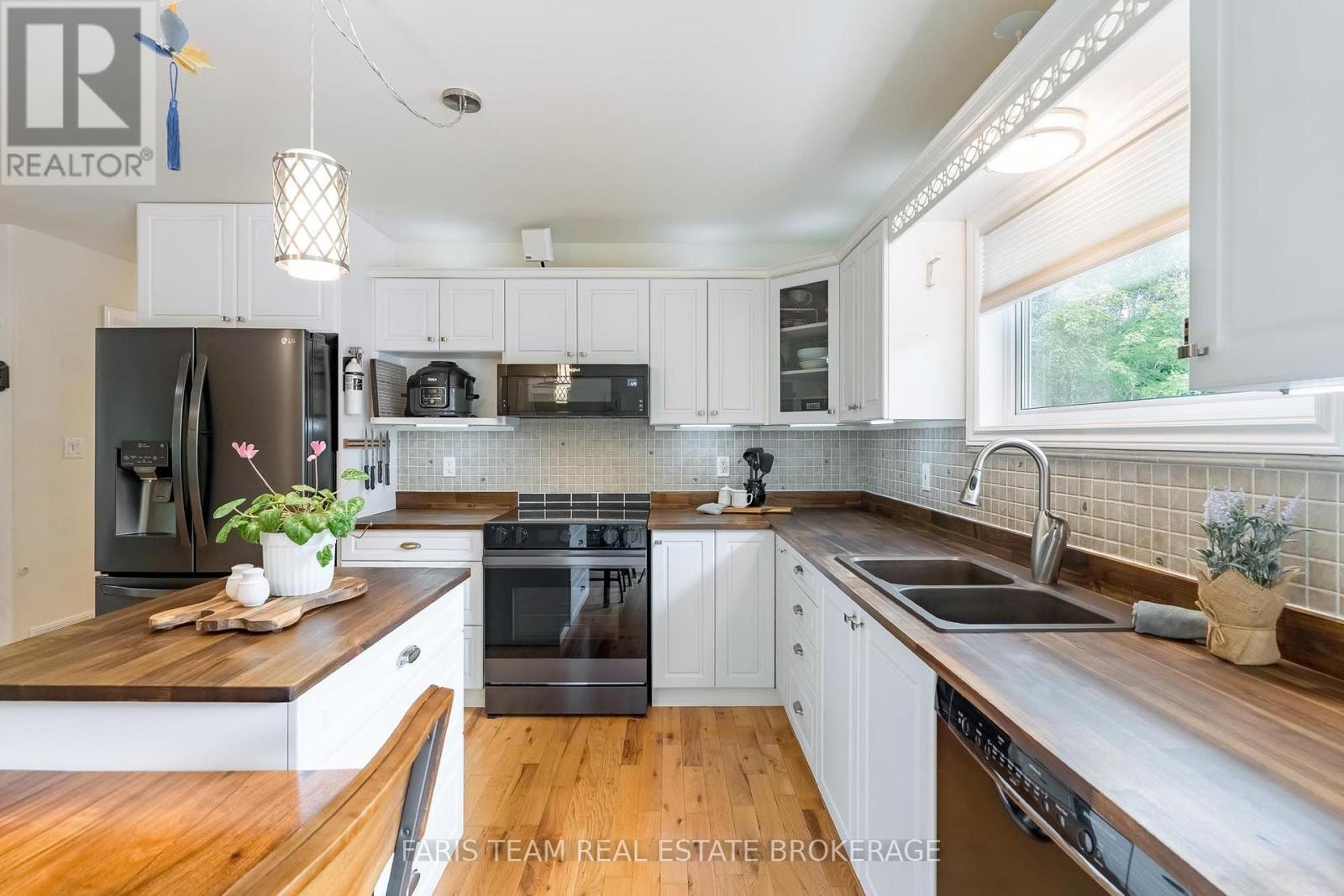 2151 Fairgrounds Road, Ramara, ON - Indoor Photo Showing Kitchen With Double Sink With Upgraded Kitchen