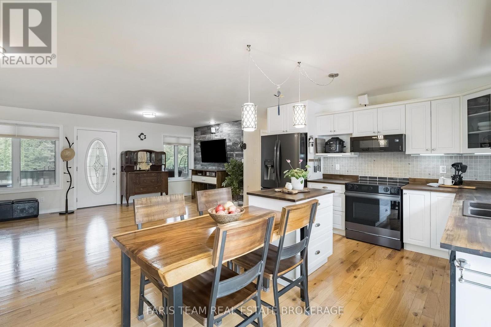 2151 Fairgrounds Road, Ramara, ON - Indoor Photo Showing Kitchen With Upgraded Kitchen