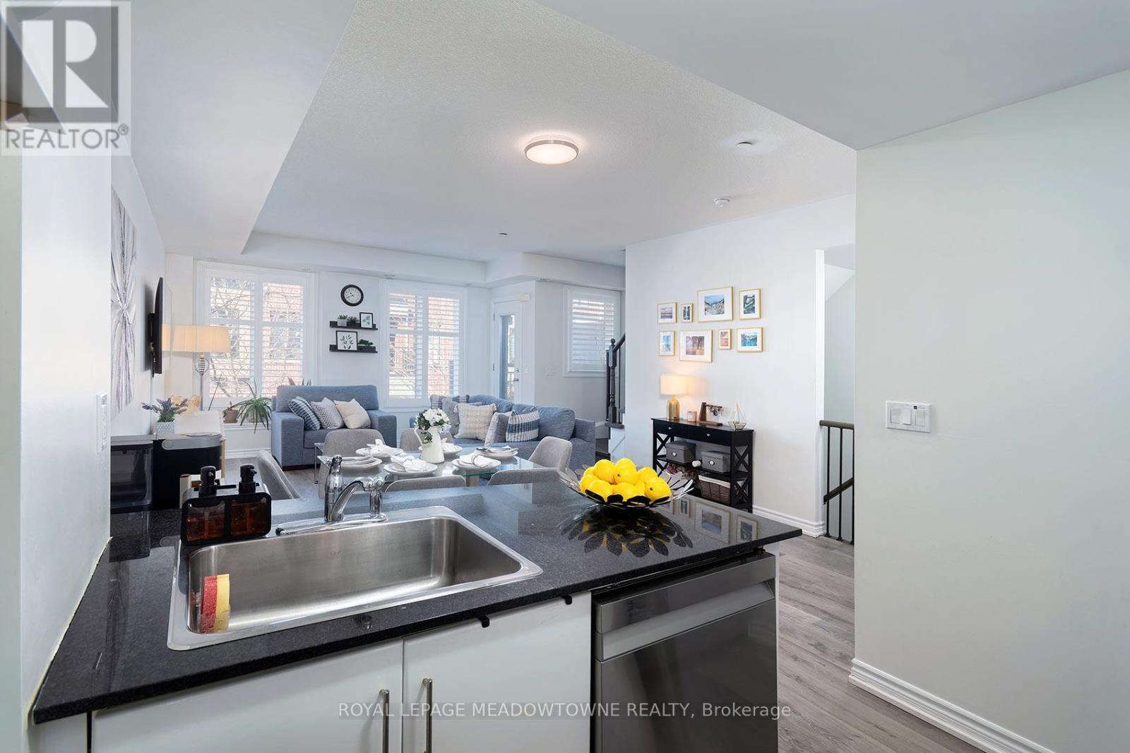 19 - 10 Carnation Avenue, Toronto, ON - Indoor Photo Showing Kitchen