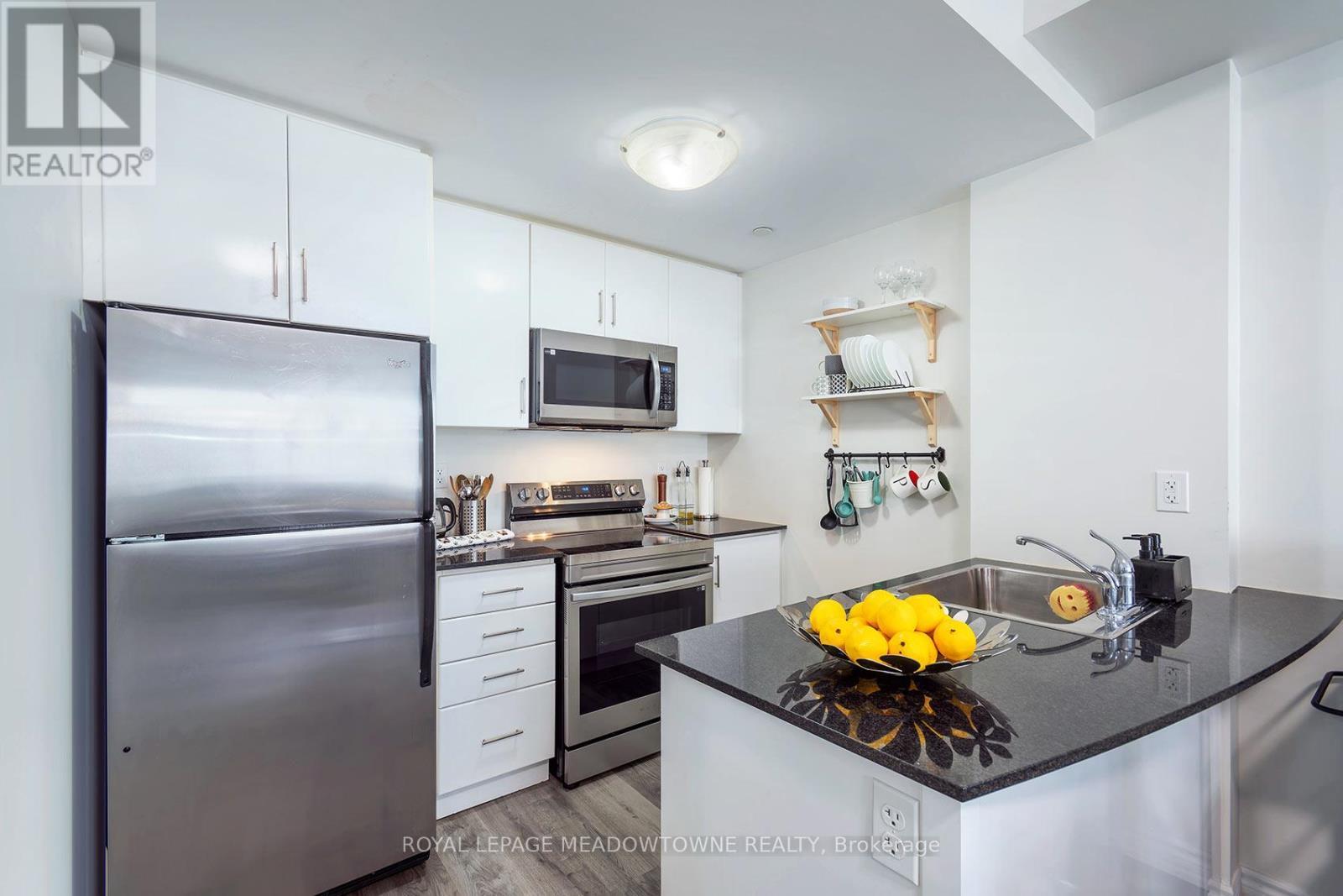 19 - 10 Carnation Avenue, Toronto, ON - Indoor Photo Showing Kitchen