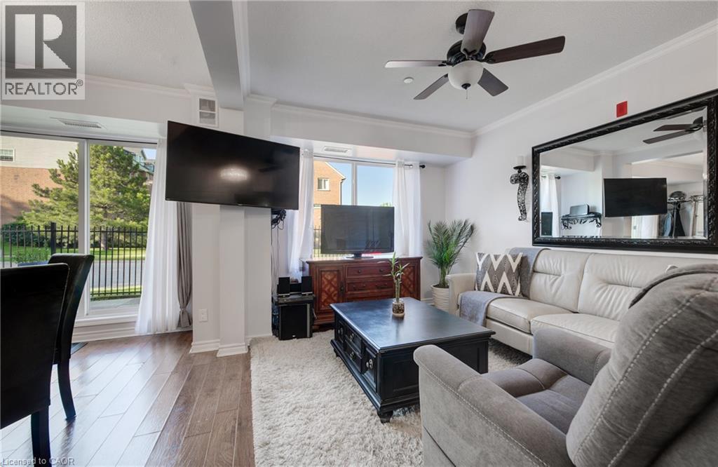 8 Harris Street Unit# 118, Cambridge, ON - Indoor Photo Showing Living Room