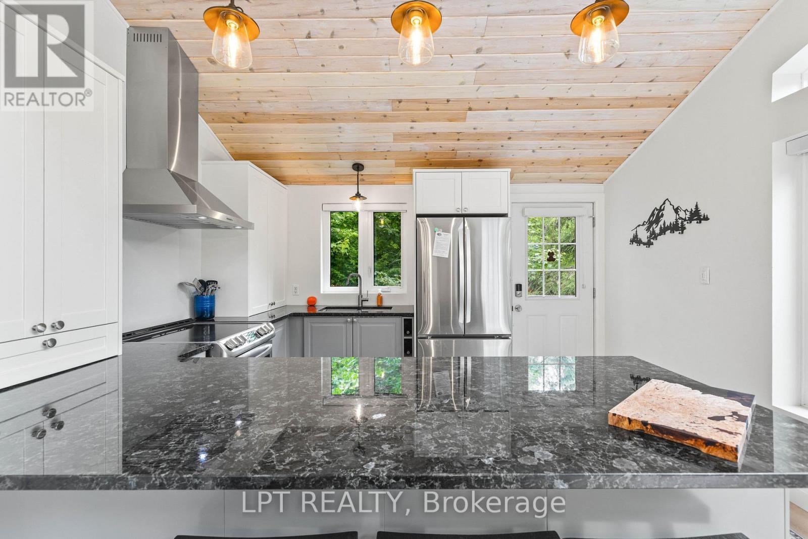 500A Hazard Hill Road, Kearney, ON - Indoor Photo Showing Kitchen With Upgraded Kitchen