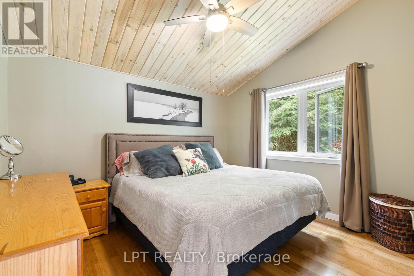 500A Hazard Hill Road, Kearney, ON - Indoor Photo Showing Bedroom