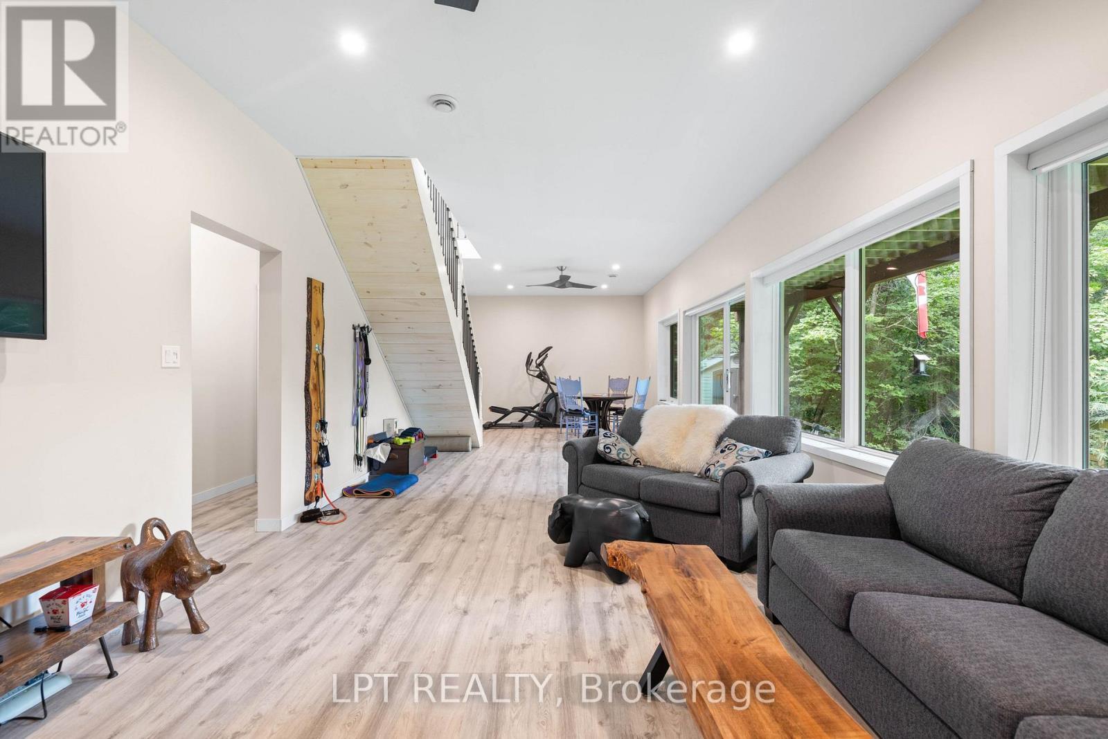 500A Hazard Hill Road, Kearney, ON - Indoor Photo Showing Living Room