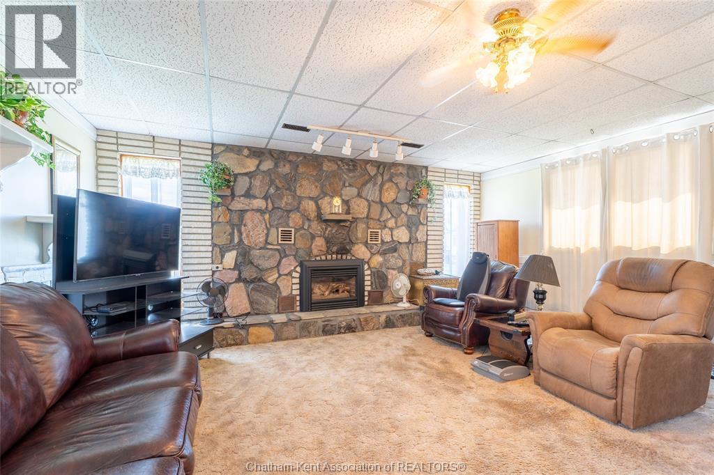 16 Arthur Drive, Chatham, ON - Indoor Photo Showing Living Room With Fireplace